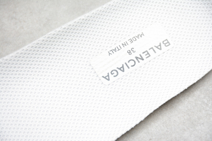 Ba*len*cia*ga triple s w09o5 9024