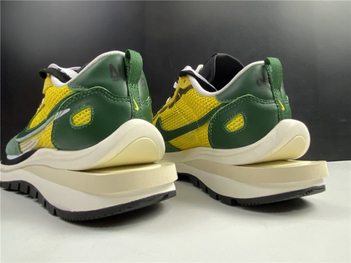 sacai x nike vaporwaffle “tour yellow” cv1363-700