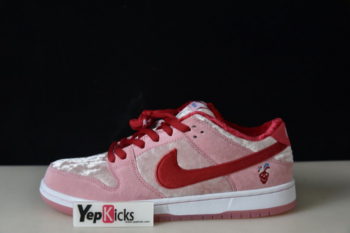 nike sb dunk low strangelove skateboards ct2552-800