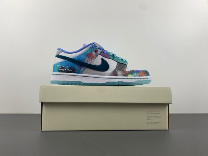 futura laboratories x nike sb dunk low hf6061-400