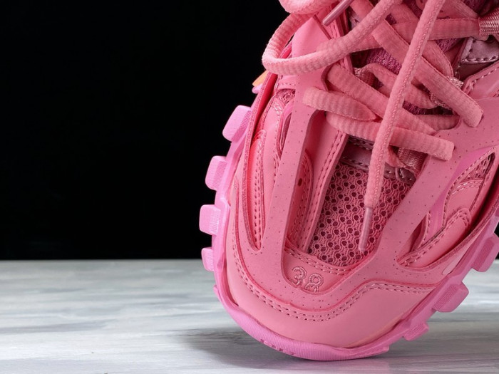 Ba*len*cia*ga track led trainers 3.0 led ecbl911661c