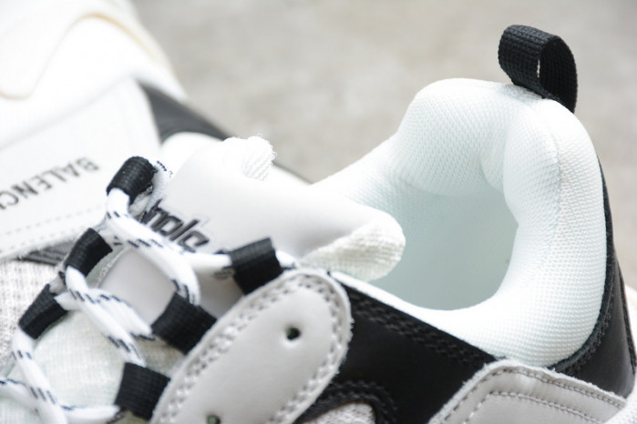 Ba*len*cia*ga triple s w09o5 9026