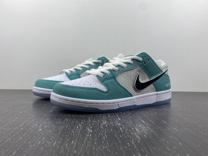 nike dunk low april skateboards fd2562-400