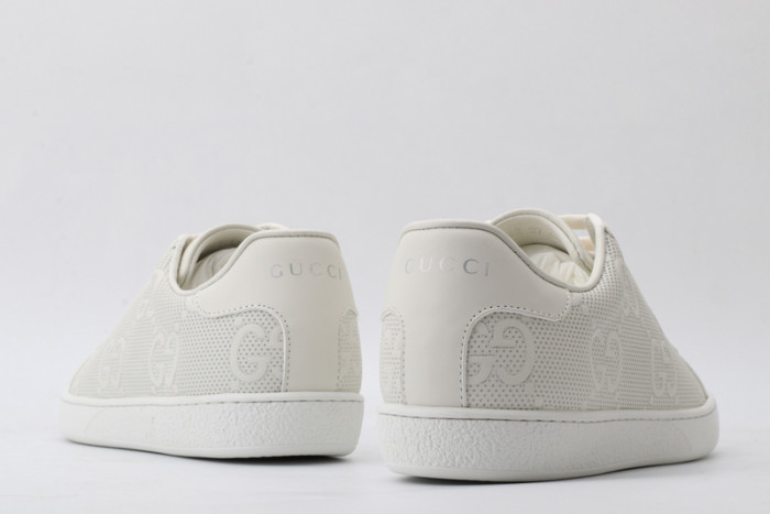 g*u*i ace embroidered low-top sneaker e2332