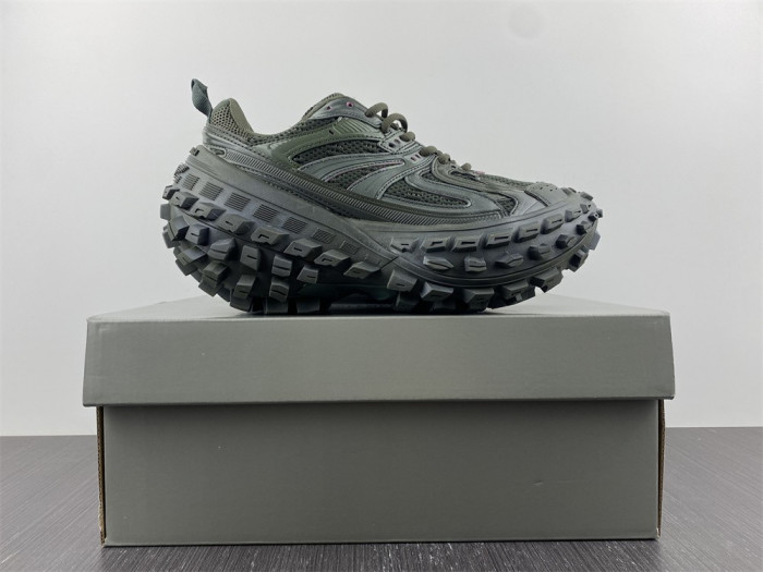 Ba*len*cia*ga defender trainers w2rd2 7200